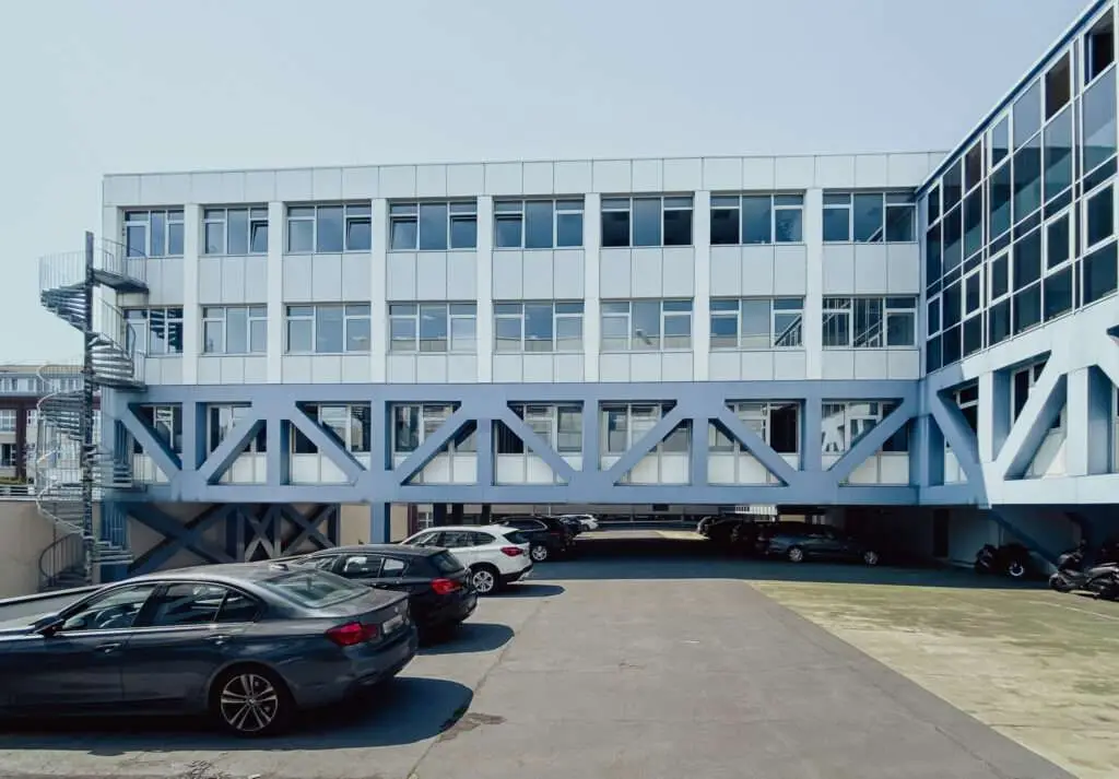 Parkplatz hinter einem Bürogebäude