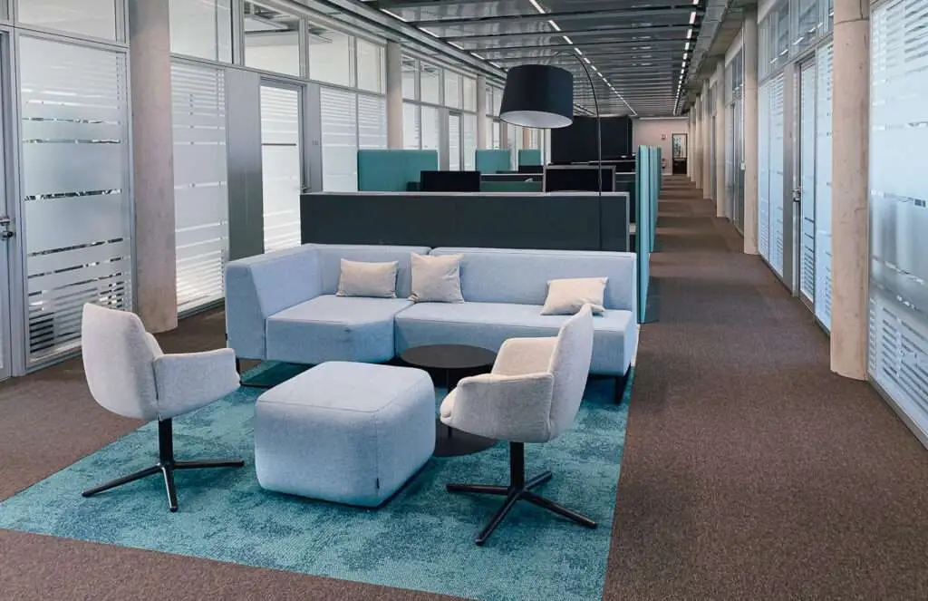 Sitzecke in blau in Stoff mit Arbeitsbereichen rechts und links