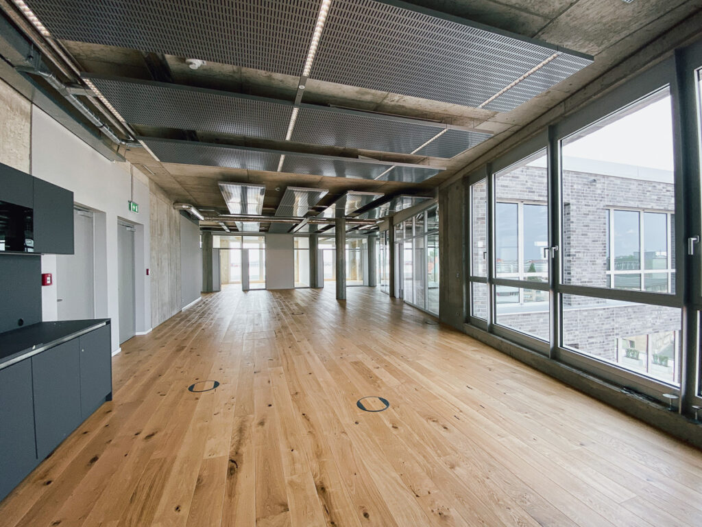 offener Raum mit modernem Holzboden einer Küchenzeile