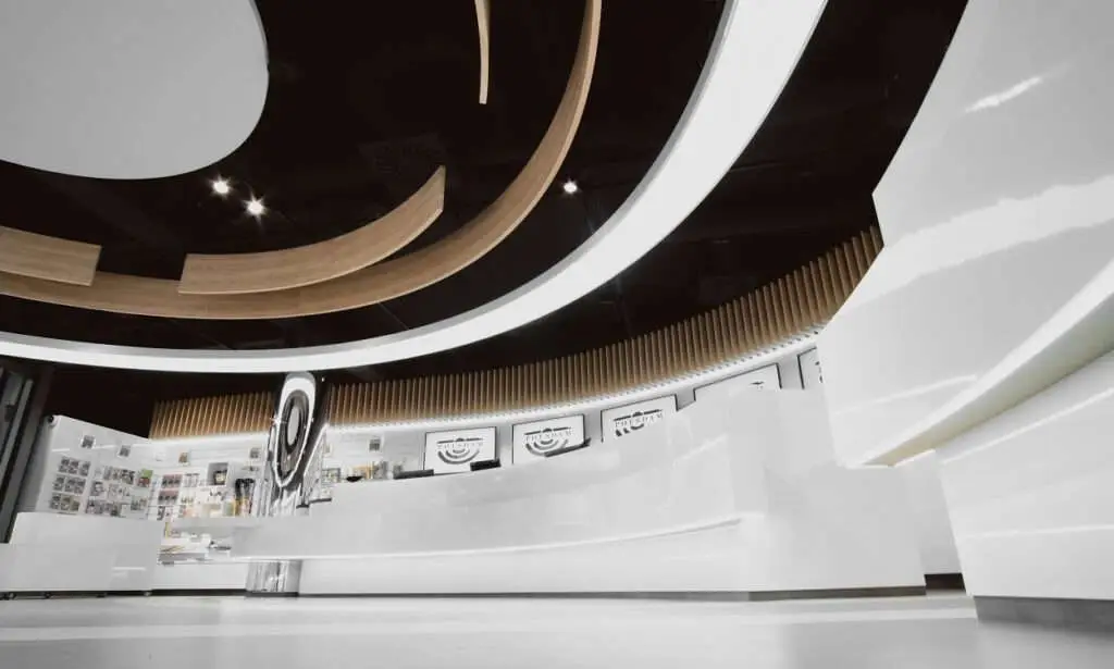 Runder raum mit ebenfalls Runden vertikalen Deckenelementen