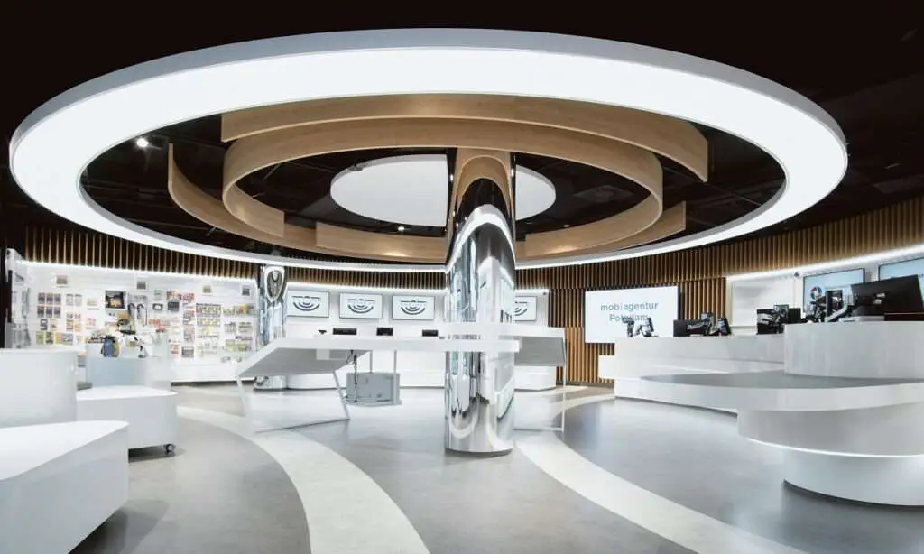 ein zentraler Chromepfeiler mit runden Deckenelementen