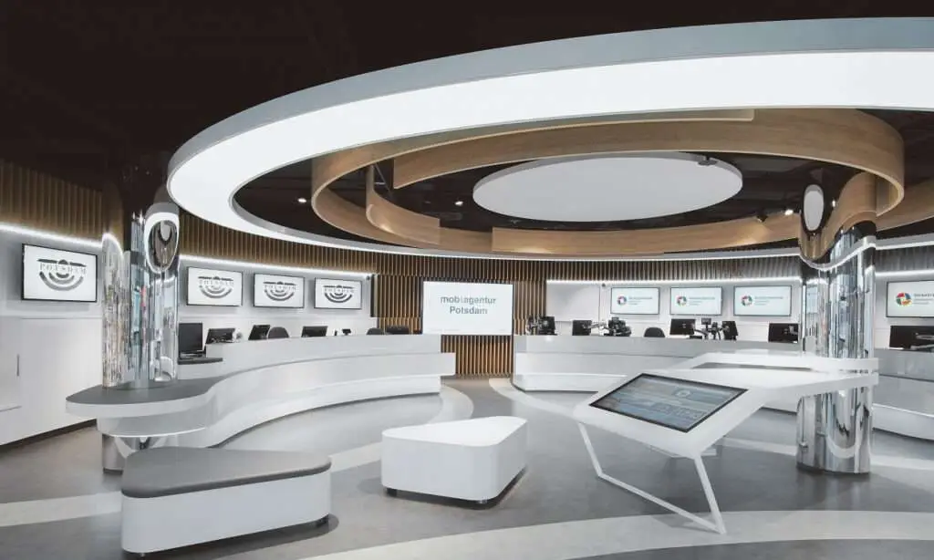 Empfangsraum der Potsdamer Mobiagentur in futuristischem Design