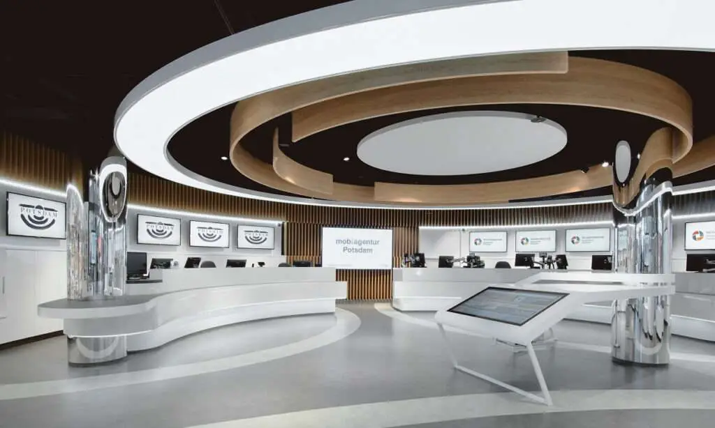 Raum mit vielen Bildschirmen zum Empfangen von Kunden