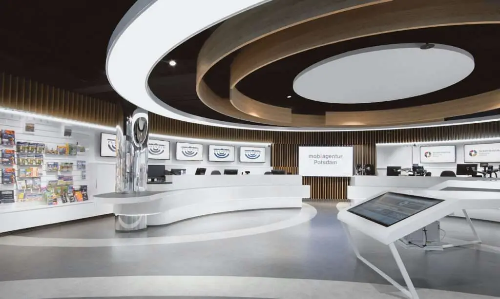 Raum mit interaktiven Elementen in modernem Design