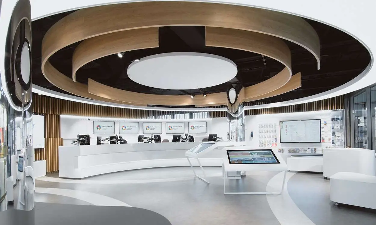 Raum mit runder Deckenverzierung in Holz und weiß