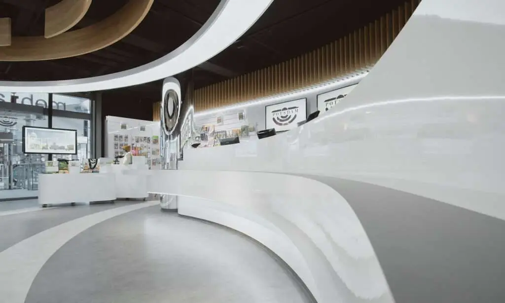 Counter in einem Raum mit Betonboden und Chromeelementen