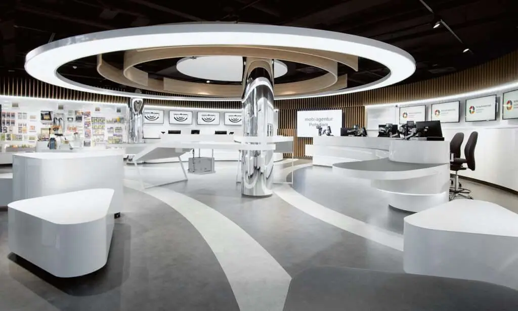 weitwinkelansicht von futuristischen Raumelementen