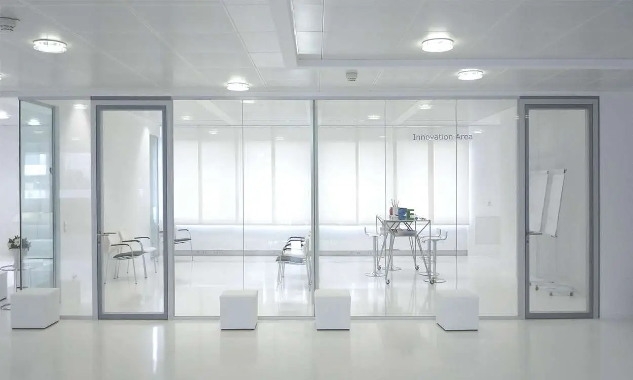 Sitzgelegenheiten mit Glasfront davor in komplett weiß