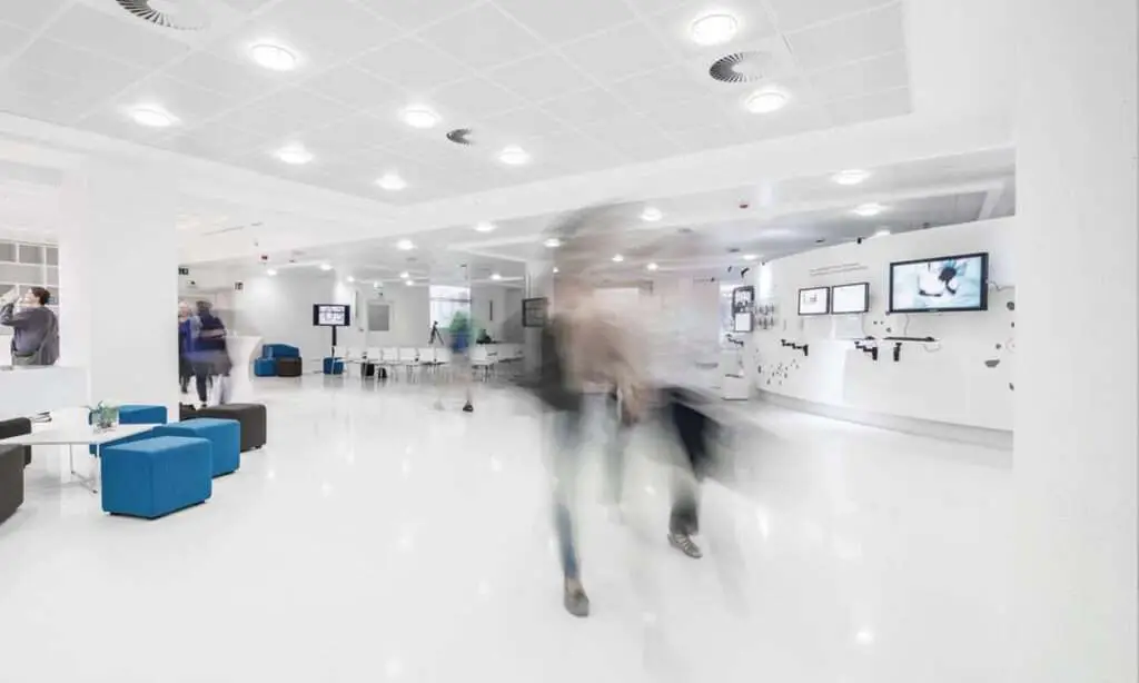 langzeitbelichteter großer weißer Raum mit blauen Akzenten