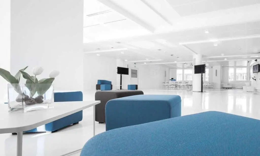 Sitzgelegenheiten in blau mit Bluemenelementen