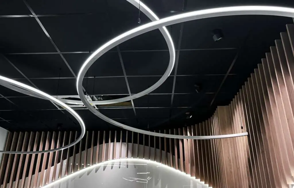 Deckenstruktur eines Arbeitsbereichs aus Kreisen und LEDs