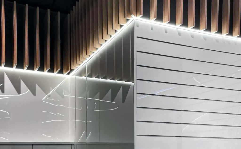 Nahaufnahme einer Wandgestaltung mit Holzpaneelen und Lackoberfläche