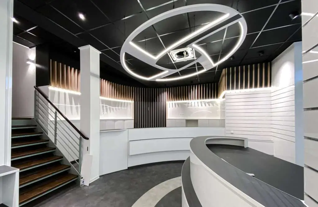 Thekenräumlichkeit mit futuristischem Deckendesign in holz und weiß Optik