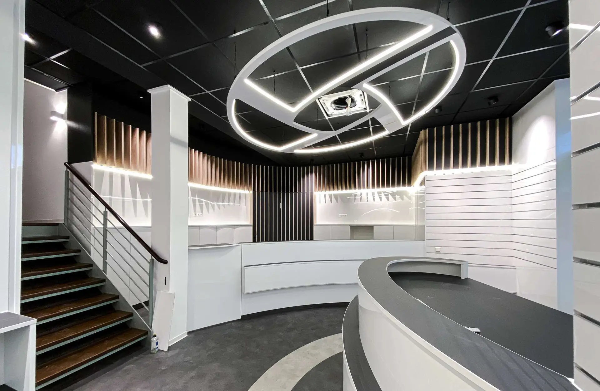 Thekenräumlichkeit mit futuristischem Deckendesign in holz und weiß Optik