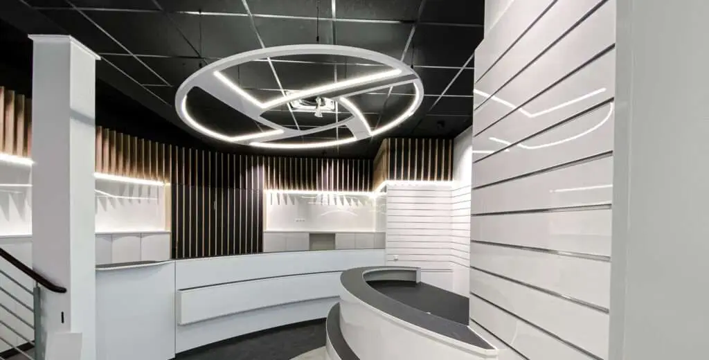 Verkaufsraum mit schwarzer Decke und neumodischer Ausstattung